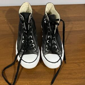 Converse Chuck Taylor Black & White canvas High-Tops men’s size 7,women’s size 9